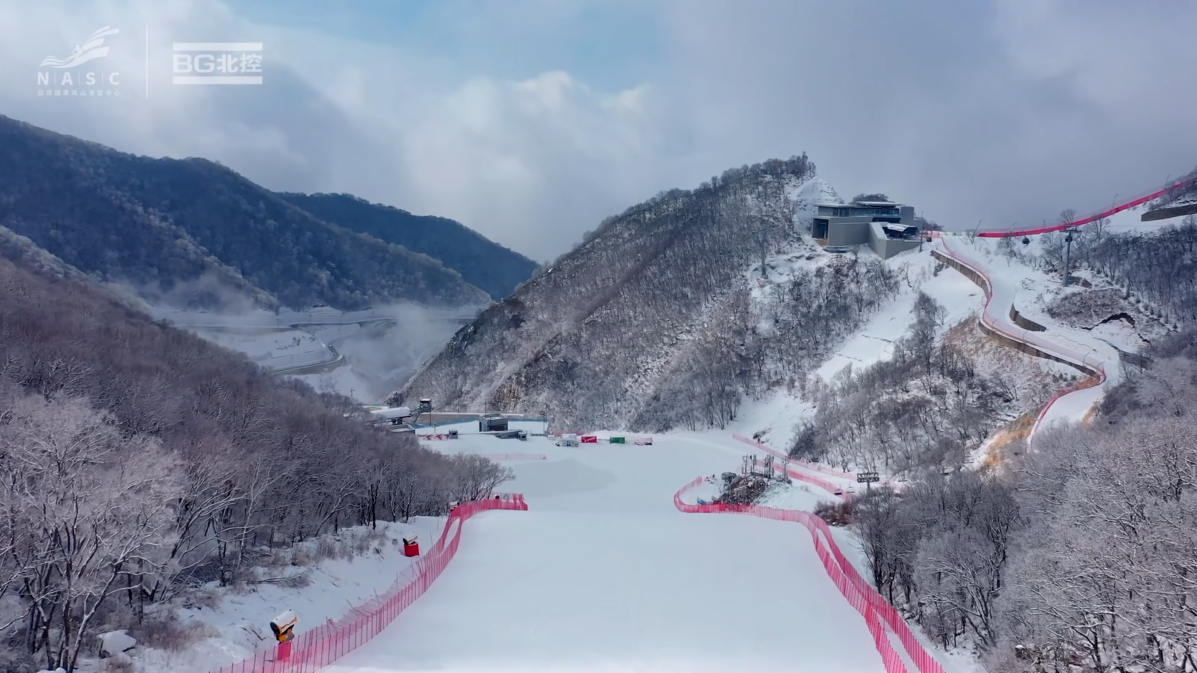 北控集团建设的延庆冬奥赛区国家高山滑雪中心冬夏季节景色